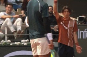 mk体育在线登录入口脚踢网球击中司线员！穆塞蒂：是巧合，我不想伤害任何人