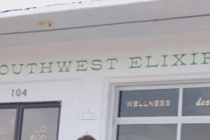 mk体育官方网站入口😃来一杯！索汉在酒吧参加活动 为粉丝免费榨果汁