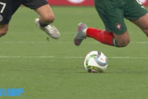 mk体育官方网站入口维尔茨拼抢中踩中B费，B费痛苦倒地接受简单治疗后继续比赛