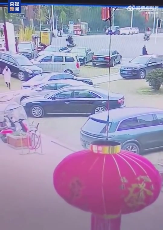 mk体育平台网页版入口还不如在家玩游戏！熊孩子玩炮引爆沼气 车辆直接起飞8车受损