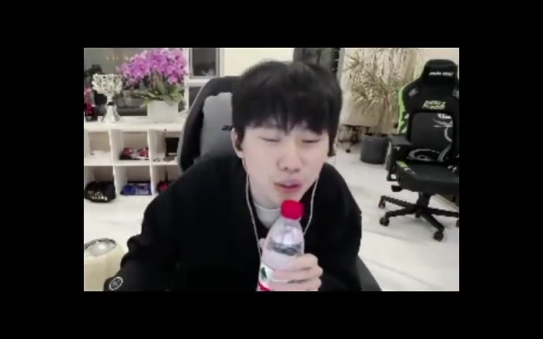 mk体育Doinb情人节直播献唱If you！糖小幽：唱得很好，下次别唱了！