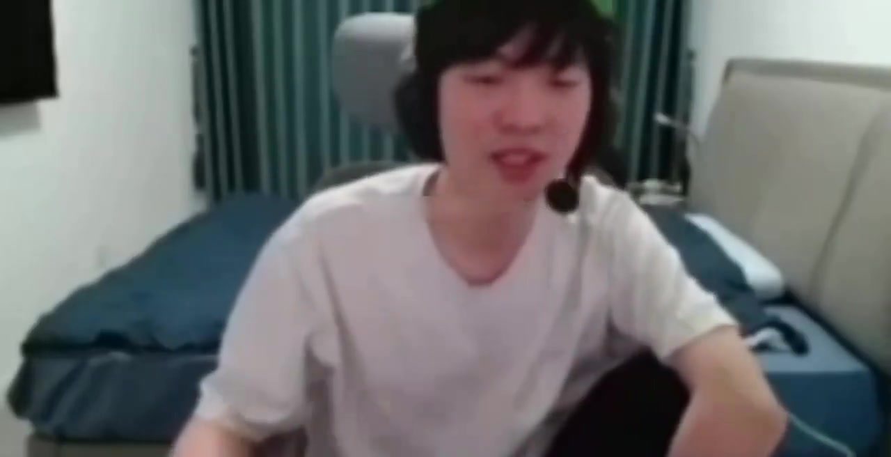 mk体育在线登录入口Cryin：今年T1感觉没啥戏 Doran遇到打不过的硬送 怎么跟Bin打啊