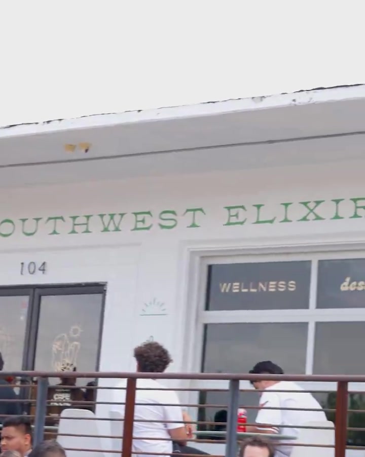 mk体育官方网站入口😃来一杯！索汉在酒吧参加活动 为粉丝免费榨果汁